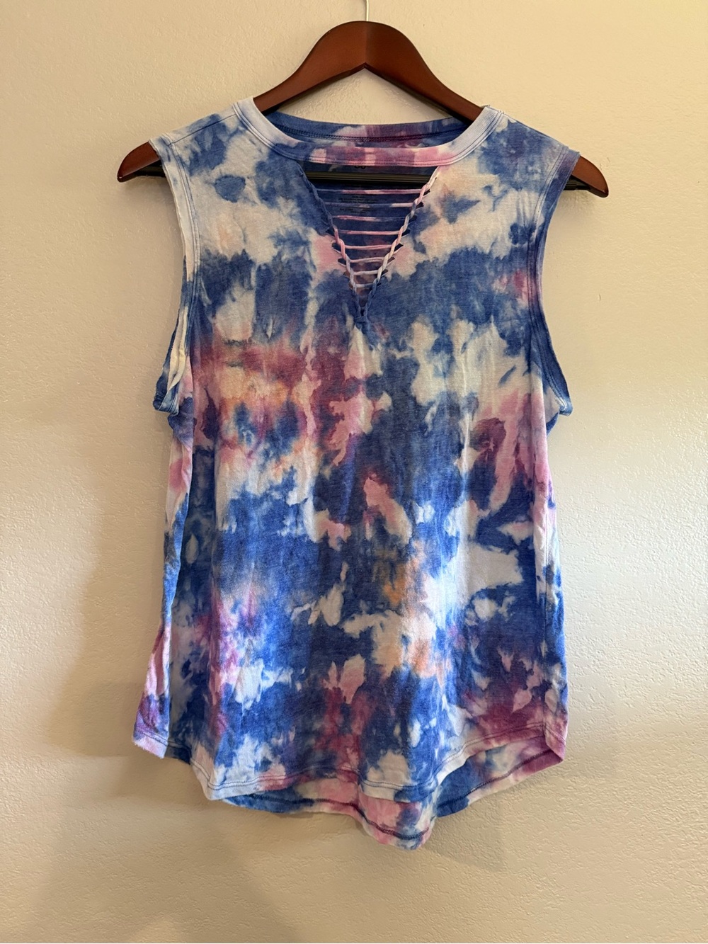 SO Tie-Dye Ladder V-Neck Tank Top - Blue, Pink, White